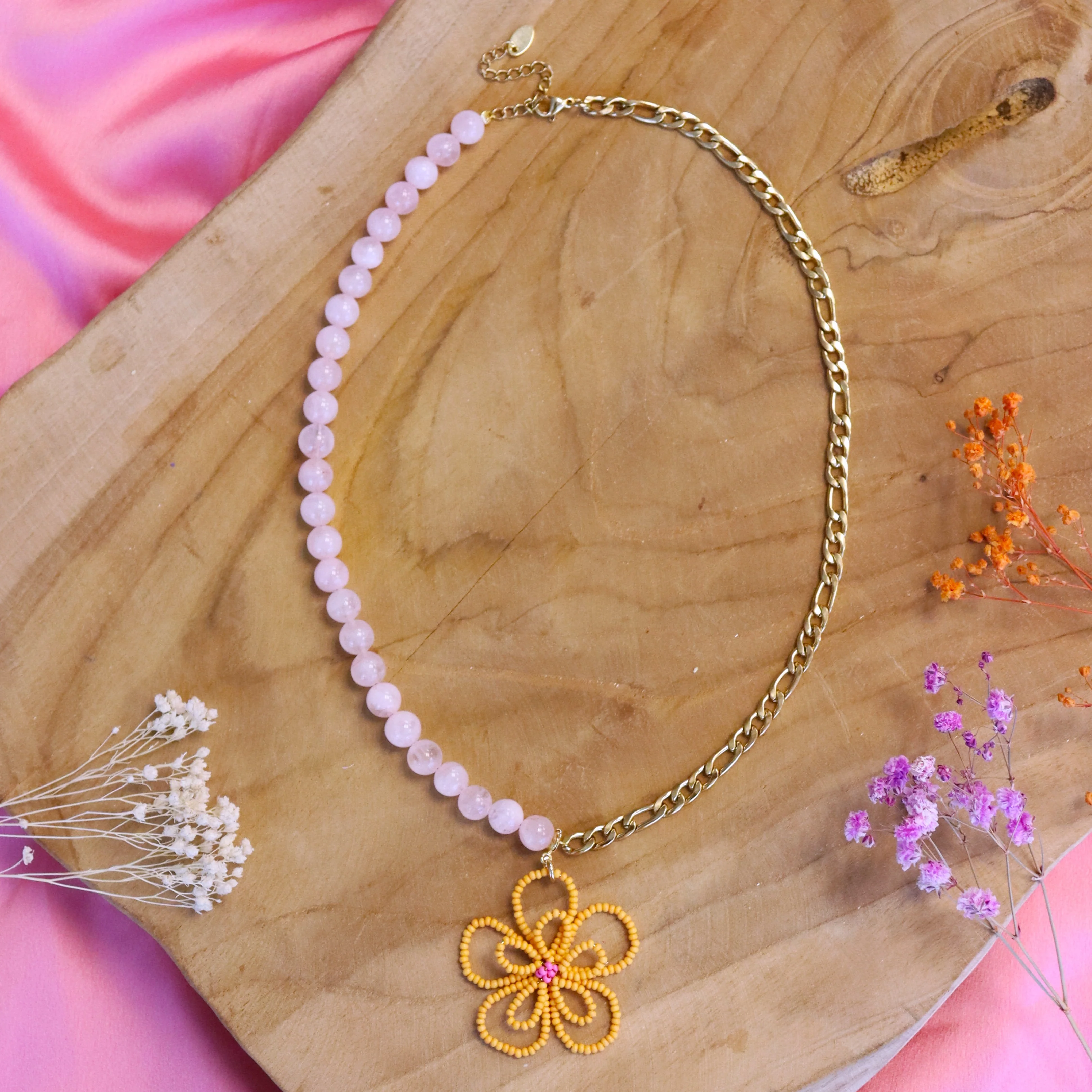 Kralenketting - rozenkwarts met oranje bloem