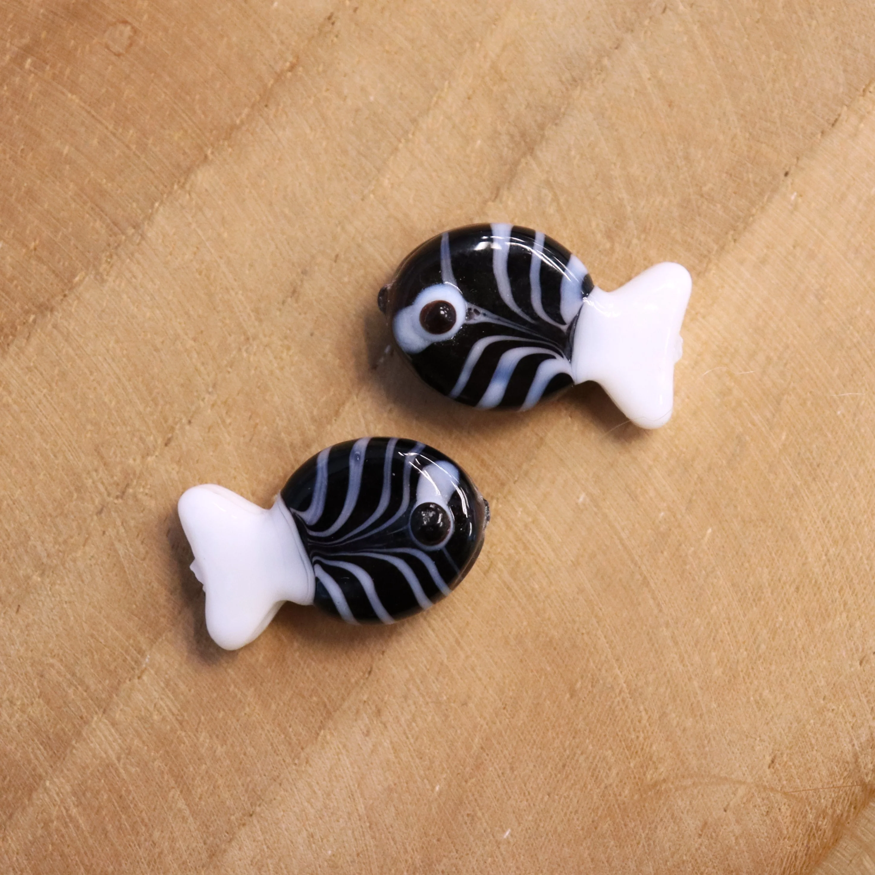 Lampwork kraal - visje zwart wit